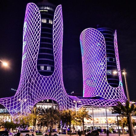 Century Marina Hotel - Lusail Kültér fotó The Al Hamra Towers at night