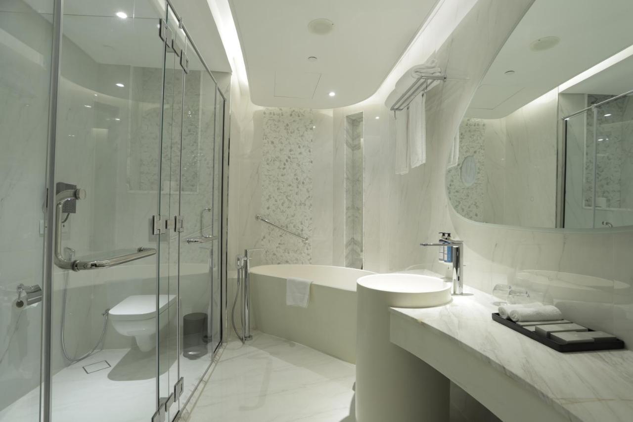 Century Marina Hotel - Lusail Kültér fotó A modern bathroom