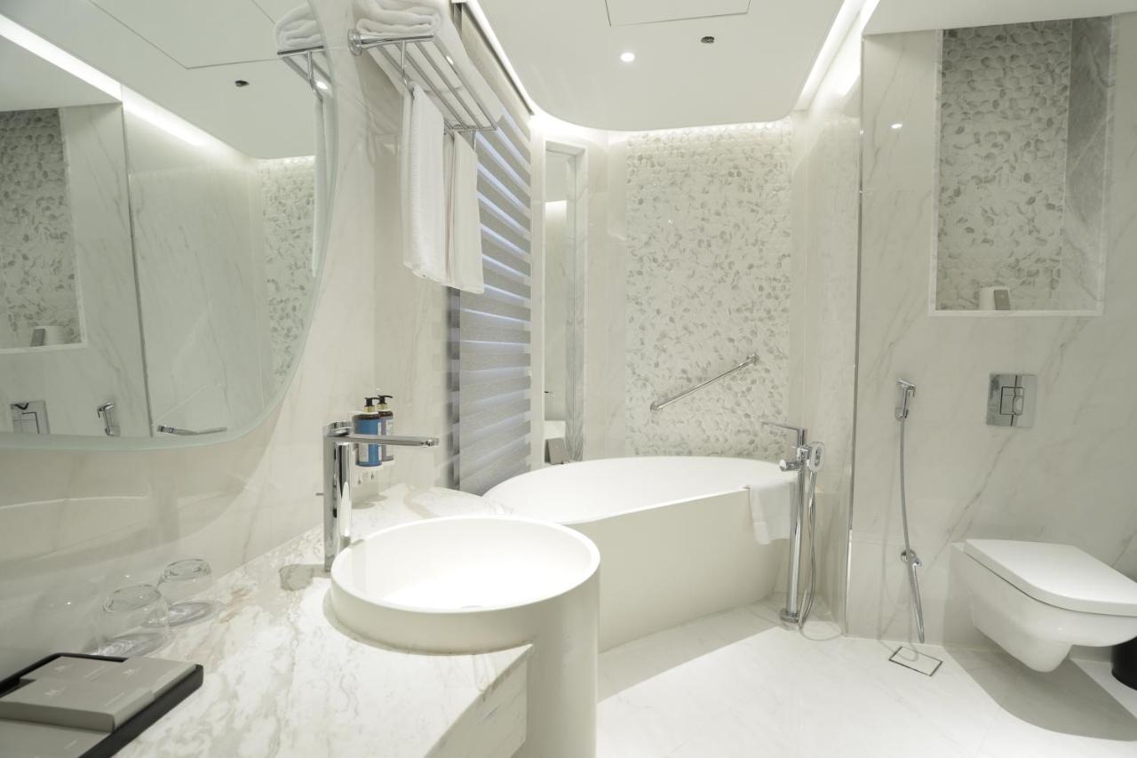 Century Marina Hotel - Lusail Kültér fotó Bathroom