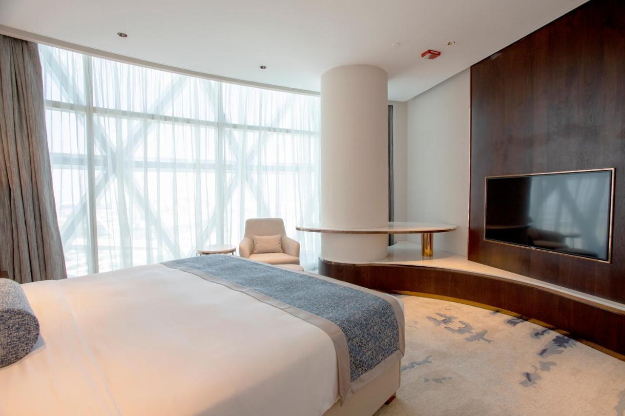 Century Marina Hotel - Lusail Kültér fotó A bedroom at the hotel
