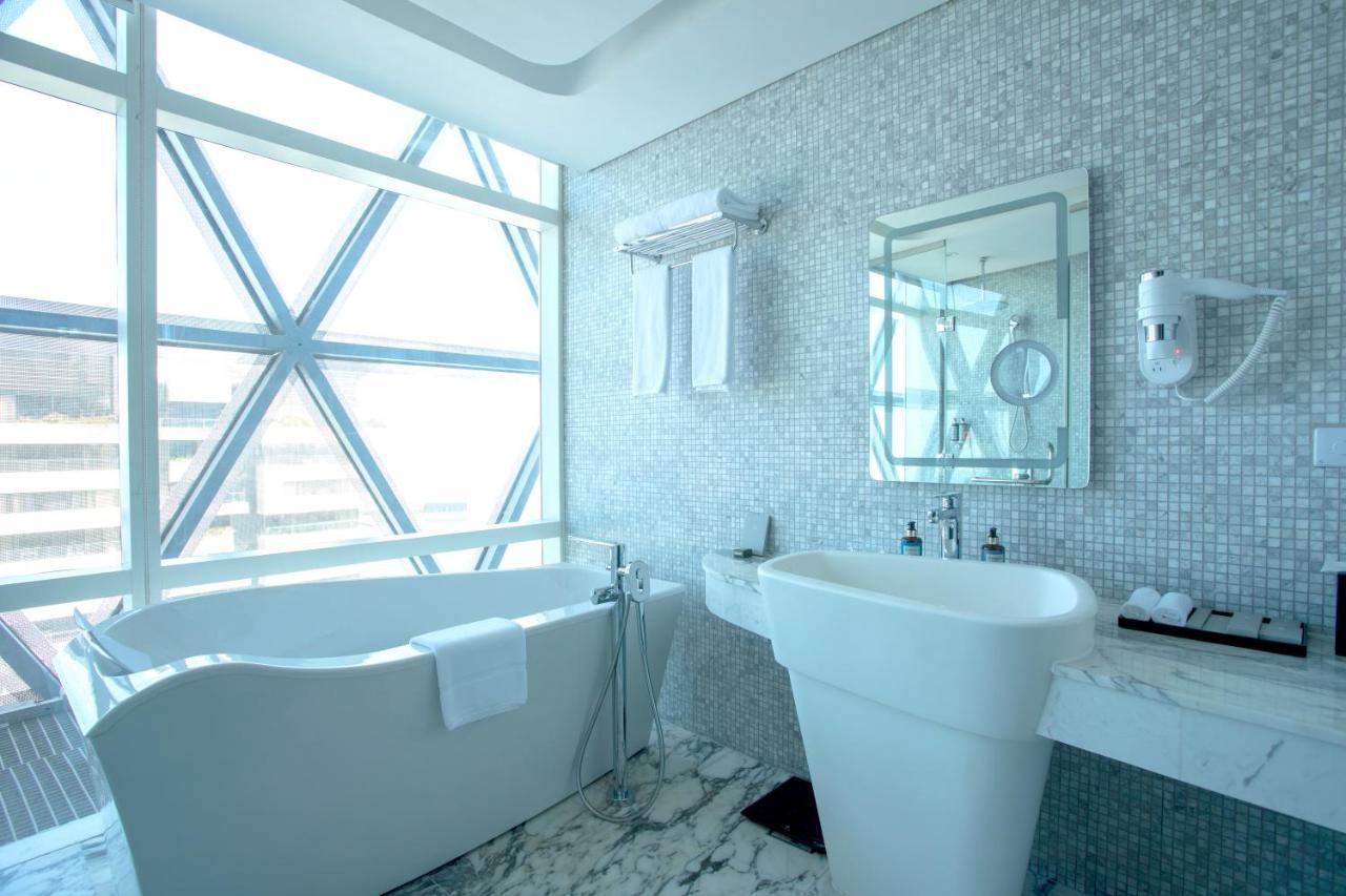 Century Marina Hotel - Lusail Kültér fotó Bathroom