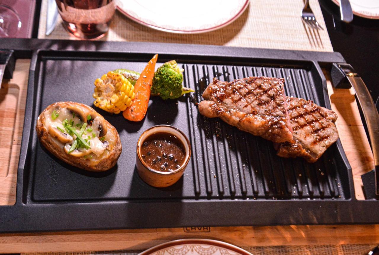 Century Marina Hotel - Lusail Kültér fotó A steak prepared on a griddle